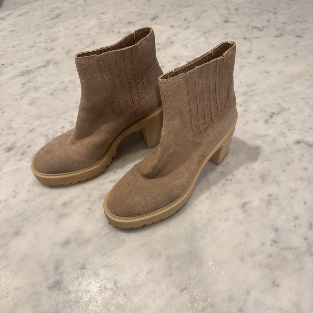 Dolce Vita Womens 9.5 Suede Lug Sole Block Heel Ankle Chelsea Boots Tan Taupe